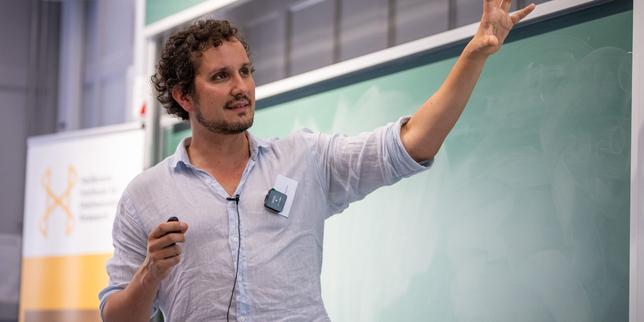 « Nous devons essayer d’être un canal entre les industriels de l’IA et le monde mathématique universitaire »