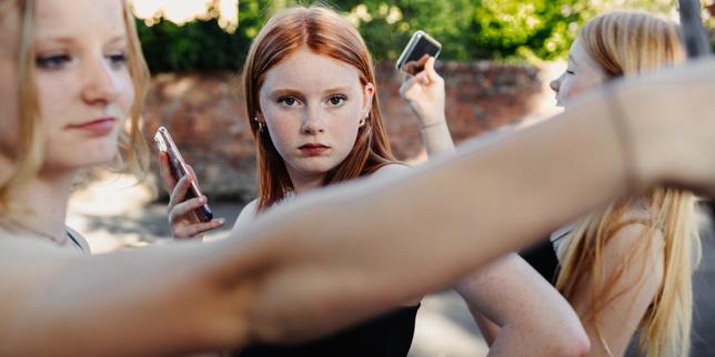 « On leur demande d’être à la fois la Madone et la putain » : la photographe Philippa James dévoile le quotidien de sa fille ado sur les réseaux sociaux