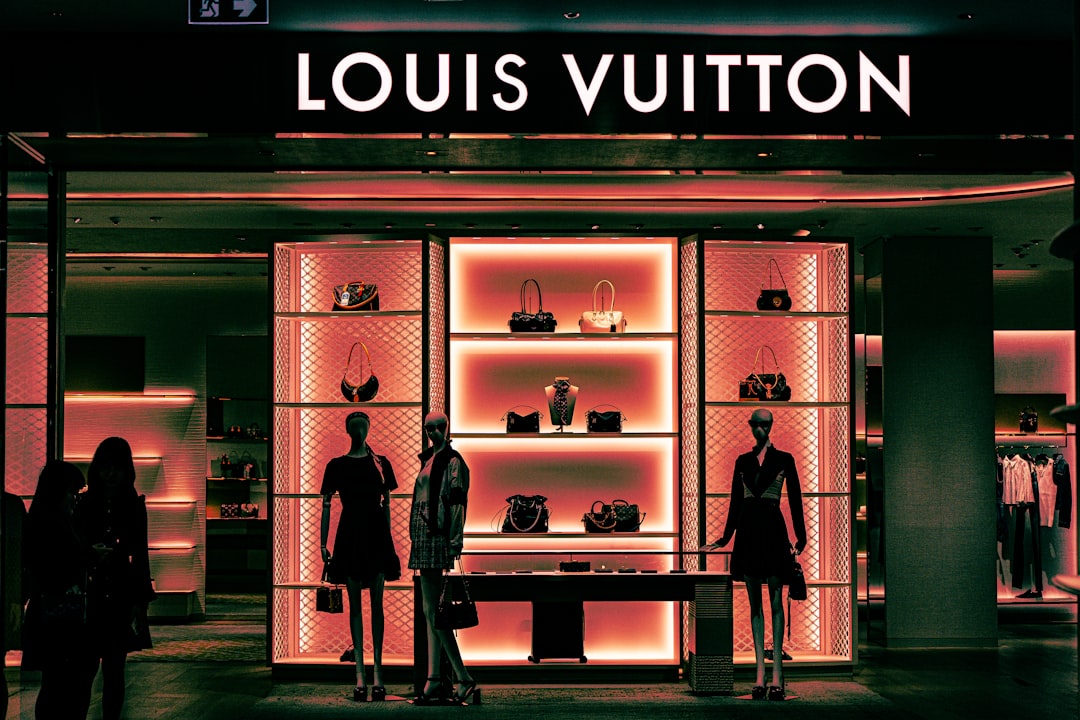 Order Management System : comment Louis Vuitton limite ses stocks en magasin ?