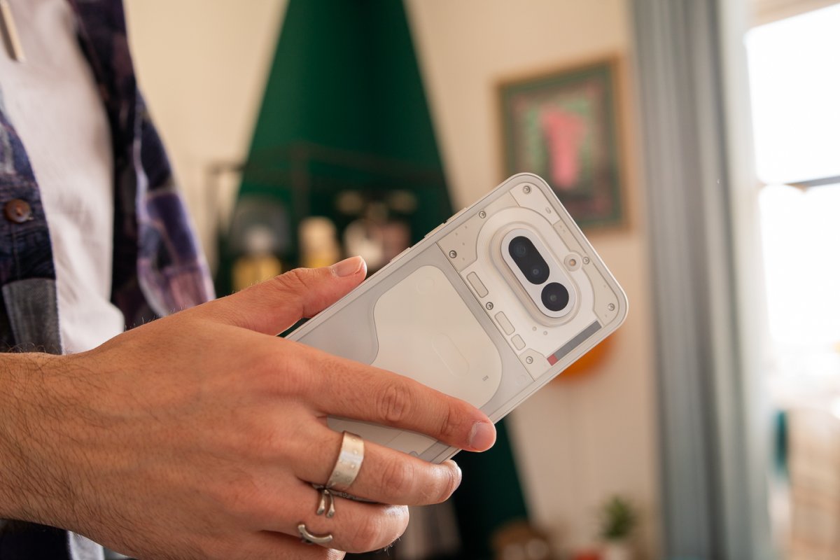 Smartphones abordables : l’alerte de Carl Pei sur la crise des composants