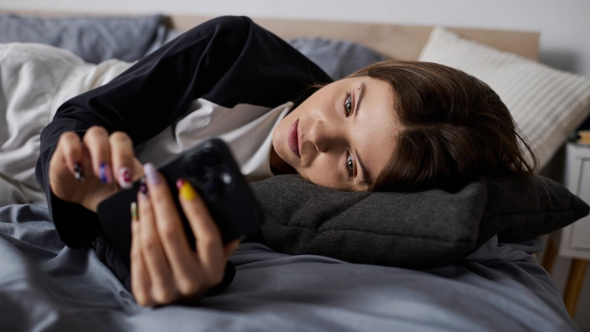 Téléphone au réveil : l'habitude qui nuit à votre stratégie digitale