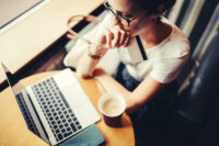IA vs influenceurs : quel avenir pour le marketing digital ?