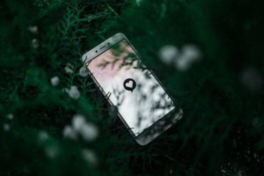 Réseaux sociaux et IA : entre adoption massive et doutes…