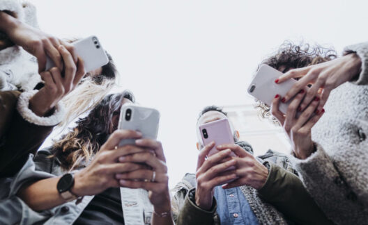 Réseaux sociaux et IA sont la première source d’information des jeunes