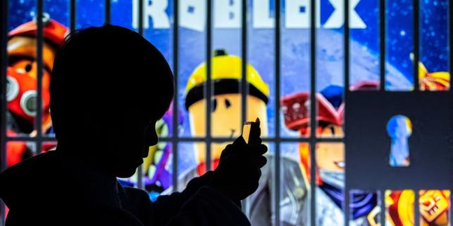 Roblox, plateforme de jeux vidéo en ligne, impose une vérification d’âge pour accéder aux fonctionnalités de chat