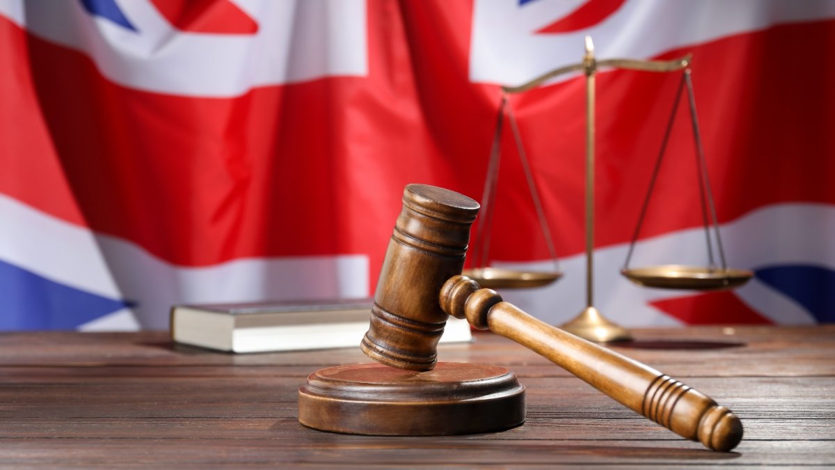 Royaume-Uni : Apple et Google ont 3 mois pour scanner les photos iOS et Android, sous peine de prison
