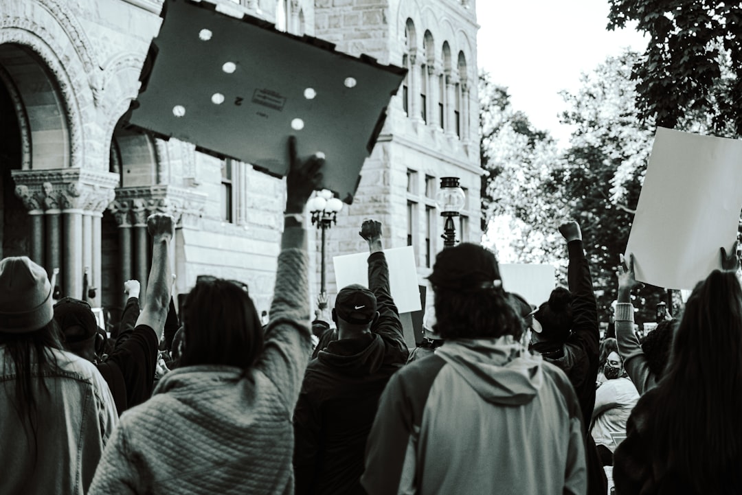 Des failles de sécurité critiques découvertes dans SharePoint, exposant des milliers d'entreprises