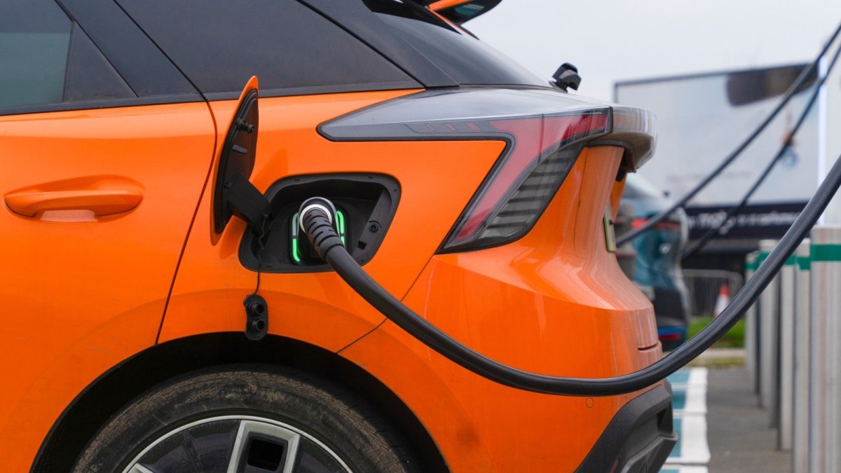 Recharge voiture électrique : la fin de la gratuité, quel impact digital ?
