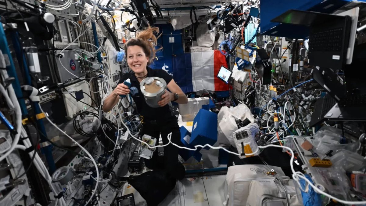 Sophie Adenot a cuisiné dans l'espace ! Elle a testé le Food Processor, le robot culinaire du CNES, à bord de l'ISS