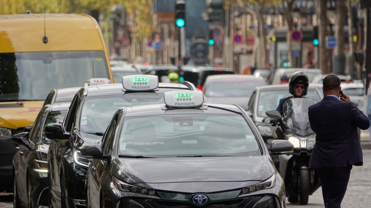 Aide 5500€ taxis électriques : leçons digitales pour le Maroc