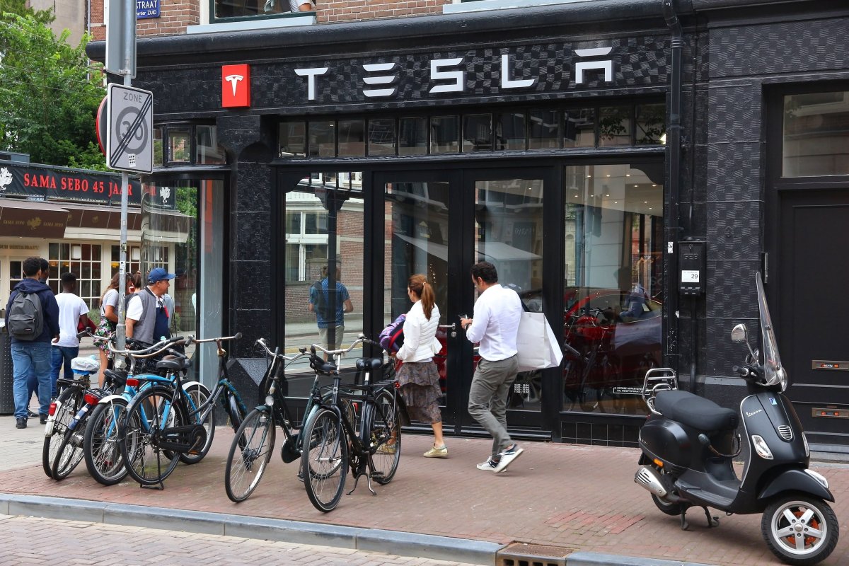 Tesla FSD en Europe : Opportunités Digitales pour les Entreprises Marocaines
