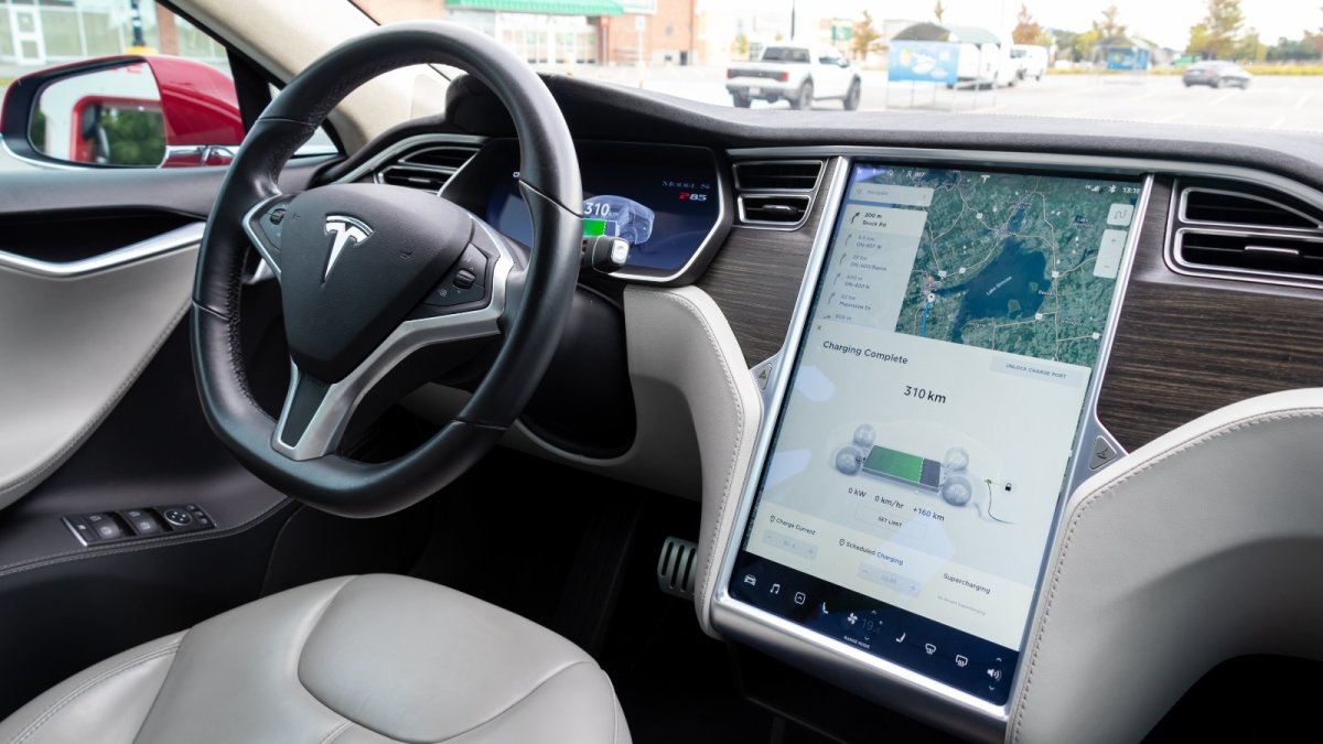 FSD Tesla interdit en France : leçons pour le digital des entreprises marocaines