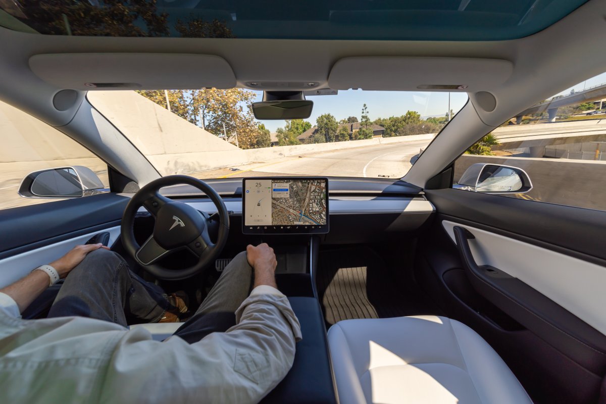 FSD Tesla en Europe : opportunités digitales pour le Maroc