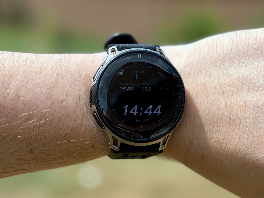Test Amazfit Cheetah 2 Pro : le matériel court plus vite que le logiciel