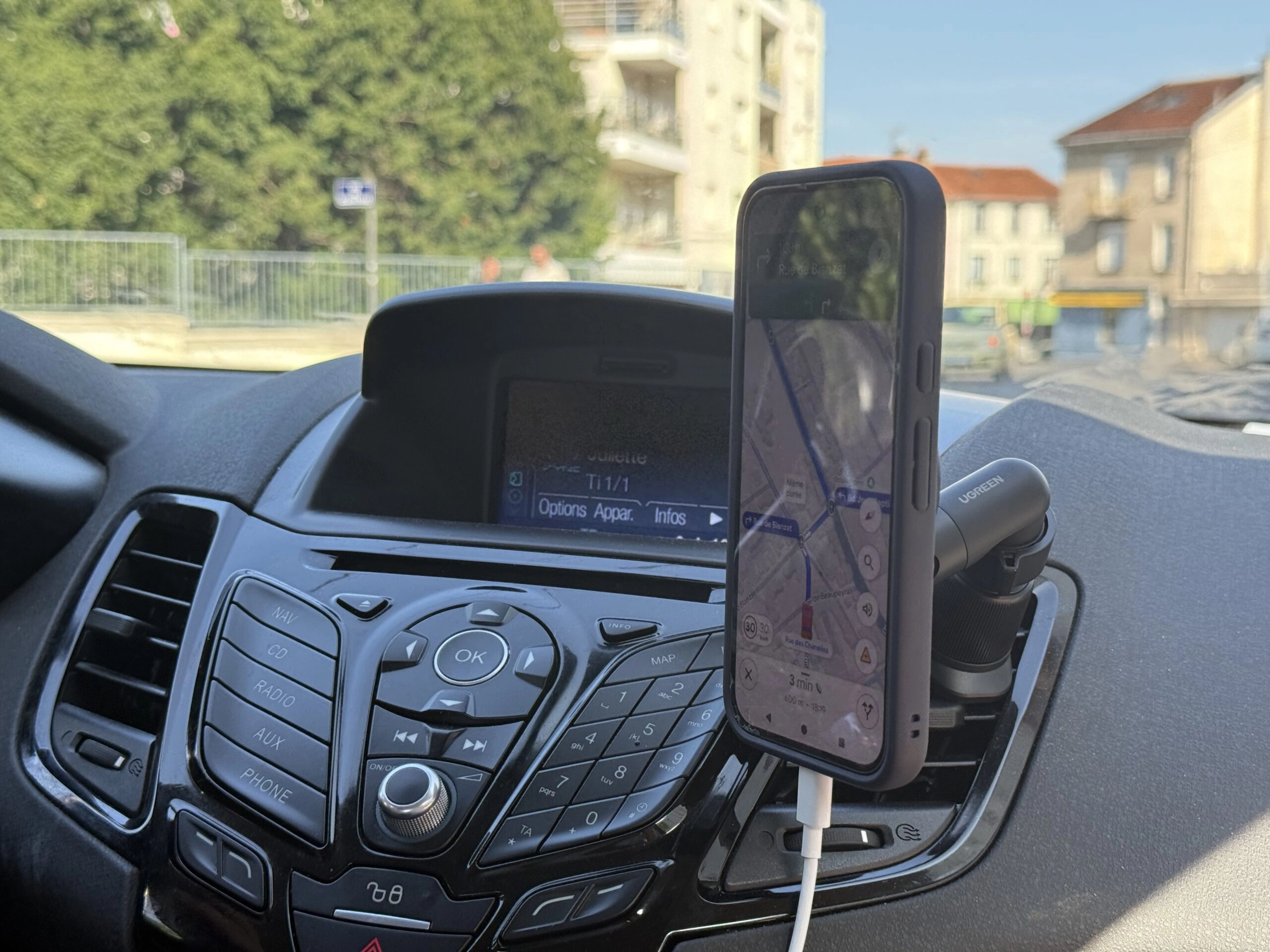 Un Support Magnétique Universel et Fiable pour une Conduite sans Distraction