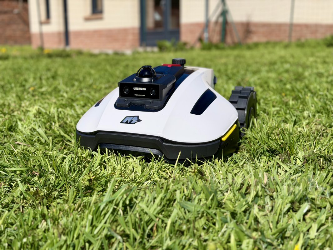 Test Mammotion Yuka Mini 2 : plus intelligent et plus précis, le robot tondeuse ultime ?