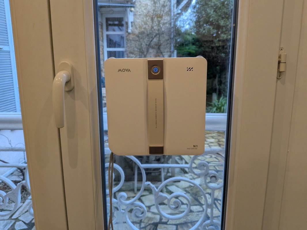 Robot Nettoyeur de Vitres : Solution Pratique ou Stratégie Digitale pour Votre Entreprise ?