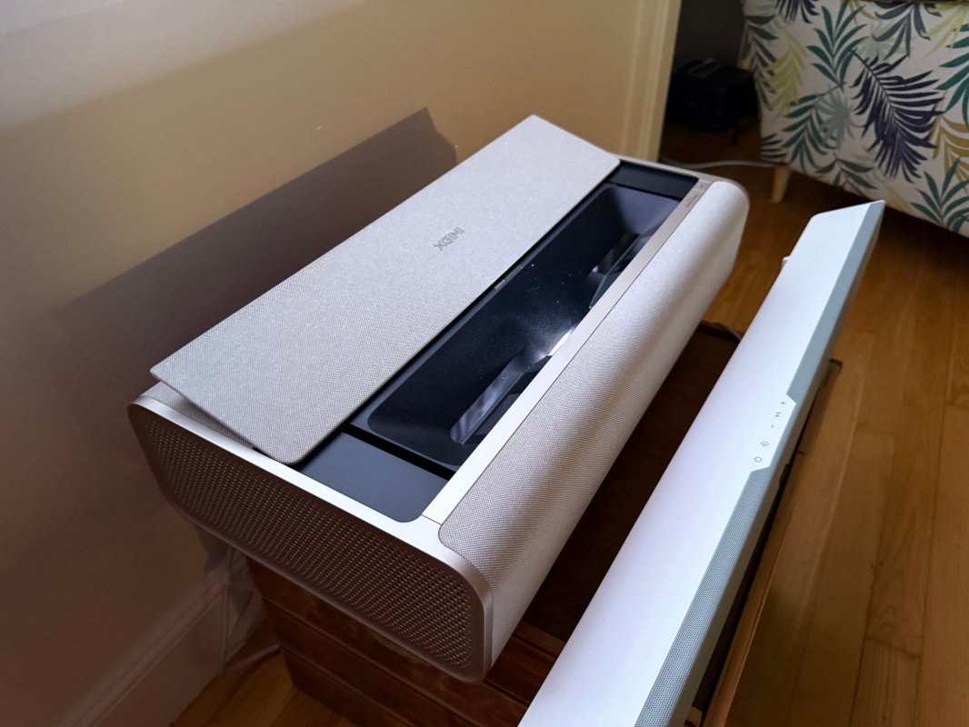 Test XGIMI Aura 2 - Le projecteur ultra courte focale qui transforme votre salon en cinéma