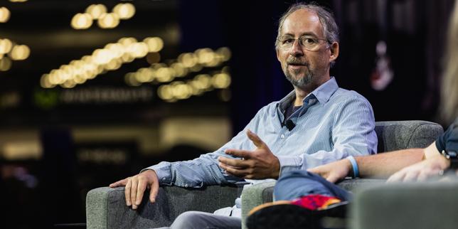 « Tu crois que c’est vraiment Satoshi ? » : lors d’une soirée de gala en marge de la Paris Blockchain Week, un homme au cœur des spéculations sur l’inventeur du bitcoin