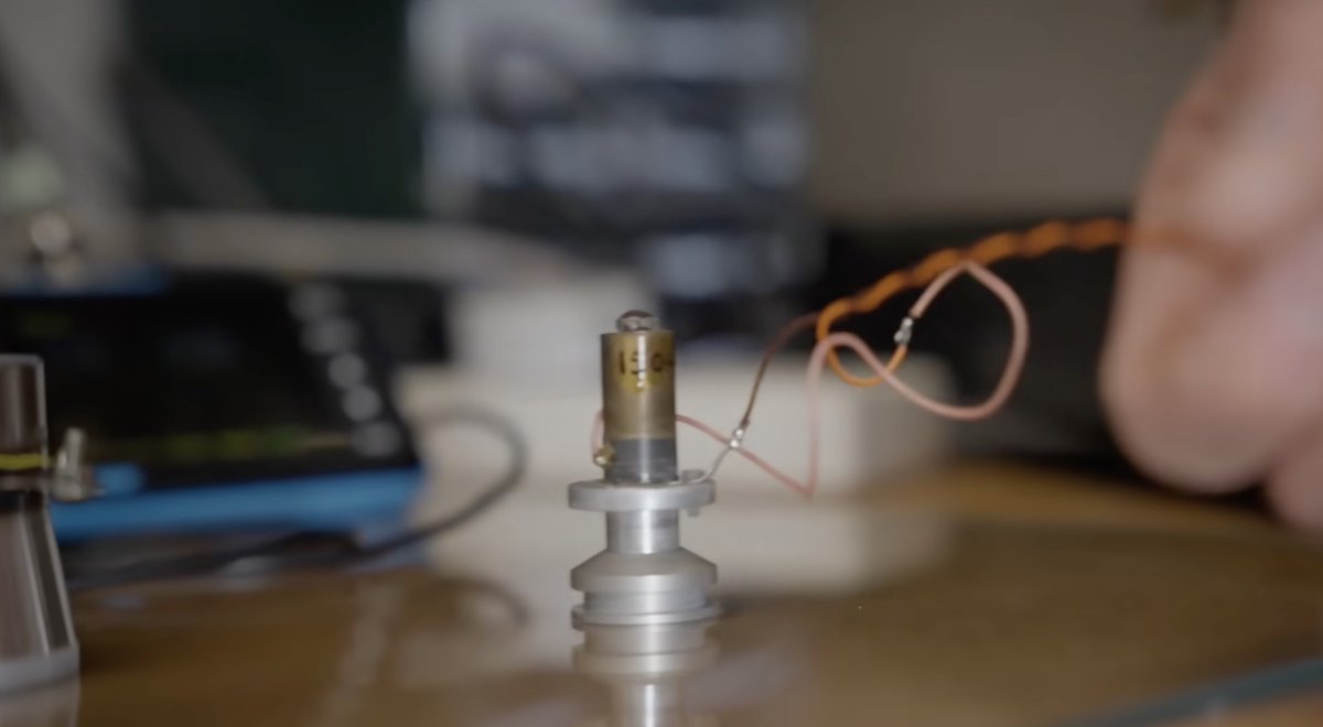 Un air hockey miniature en lévitation ultrasonique ? Pourquoi pas !