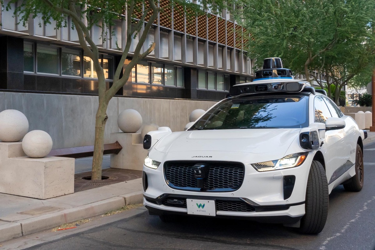 Un essaim de Waymo s'est mis à tourner en boucle dans une rue résidentielle