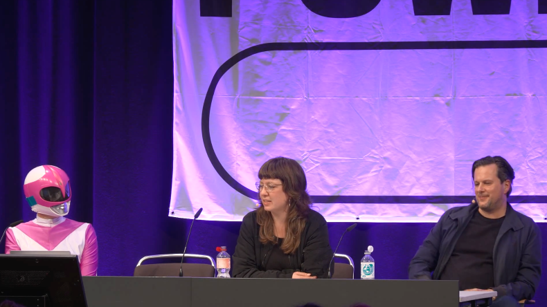 Une hacktiviste déguisée en Pink Ranger supprime des sites de nazis en live au 39C3