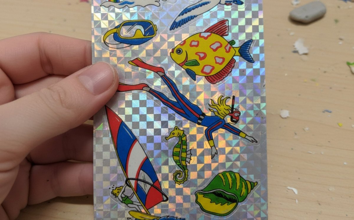 Une web machine pour fabriquer des autocollants holographiques