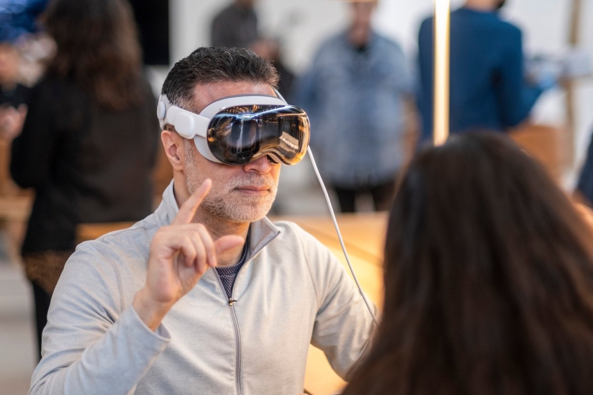 Vision Pro : Apple étudie quatre pistes pour un casque plus léger, dont une inspirée de Meta