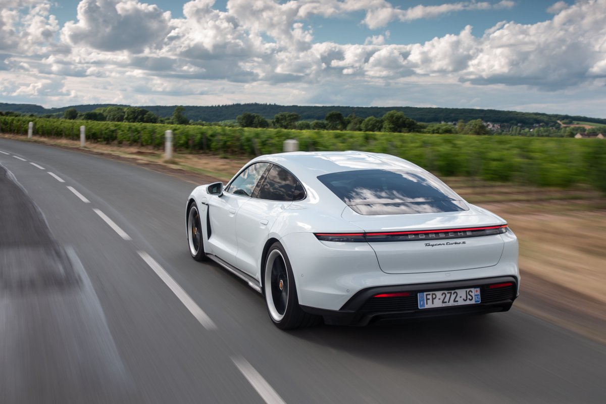 Porsche Taycan : les leçons digitales pour les entreprises marocaines