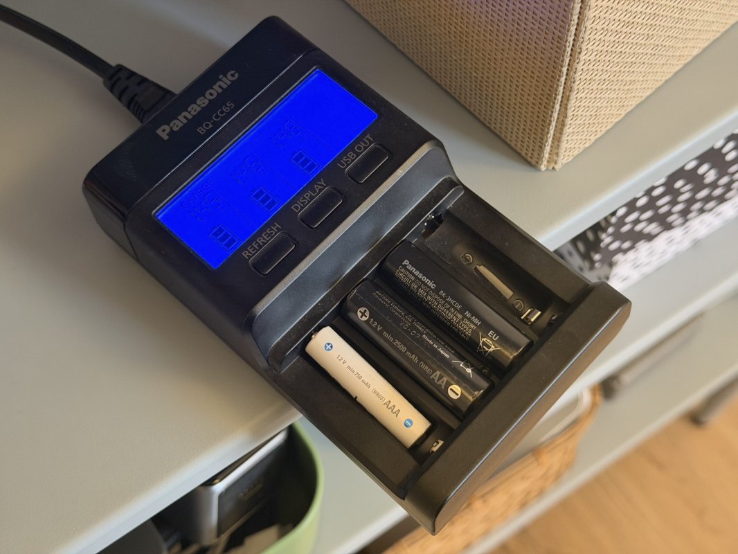 Vous avez des piles Eneloop ? Mais avez-vous testé le chargeur de piles Eneloop Pro ? Moi oui !