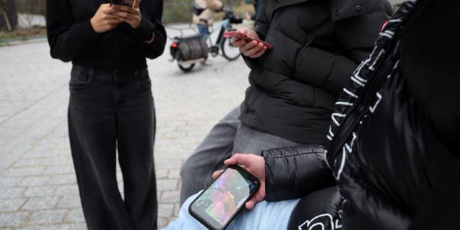 Réseaux Sociaux & Bonheur : Impact sur les Jeunes et Leçons pour les Marques