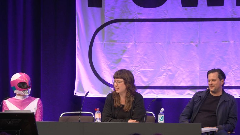 Une hacktiviste déguisée en Pink Ranger supprime des sites de nazis en live au 39C3